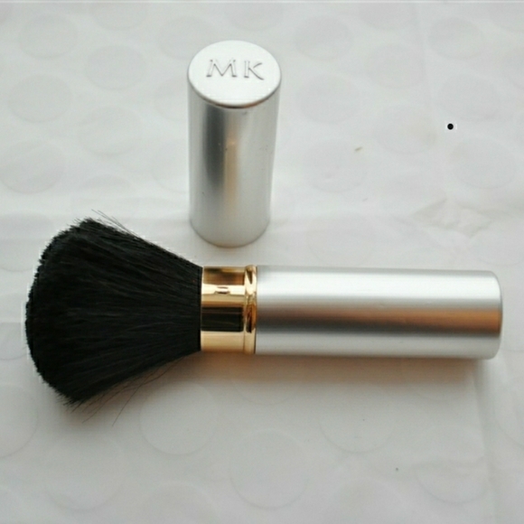Mary Kay Retractable Powder Brush - Picture 1 of 3